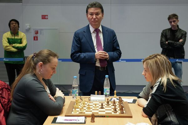 Президент Международной шахматной федерации (ФИДЕ) Кирсан Илюмжинов (в центре)