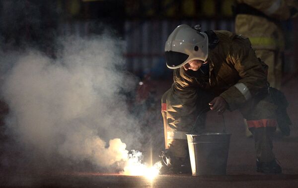 Сотрудник пожарной охраны во время матча 6-го тура между командами ФК Арсенал (Тула) и ФК Зенит (Санкт-Петербург)