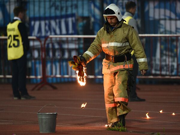 Сотрудник пожарной охраны во время матча 6-го тура между командами ФК Арсенал (Тула) и ФК Зенит (Санкт-Петербург)
