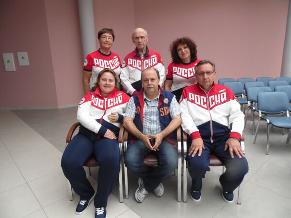 Старший тренер паралимпийской сборной России по стрельбе Владислав Ляшенко (в центре на заднем плане)