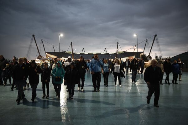 Болельщики покидают стадион Манчестер Сити после отмены матча Лиги чемпионов из-за погодных условий
