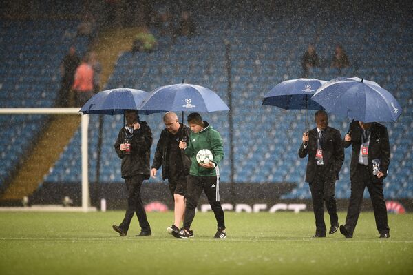 Инспекторы на стадионе Манчестер Сити принимают решение об отмене матча Лиги чемпионов из-за погодных условий