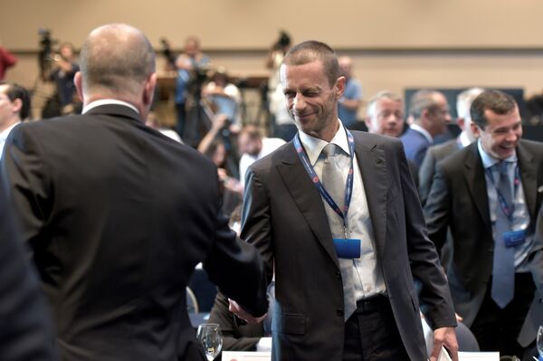 Президент Союза европейских футбольных ассоциаций (УЕФА) Александер Чеферин (в центре)