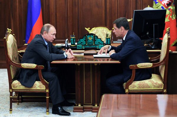 Президент РФ Владимир Путин (слева) и глава Олимпийского комитета России (ОКР) Александр Жуков