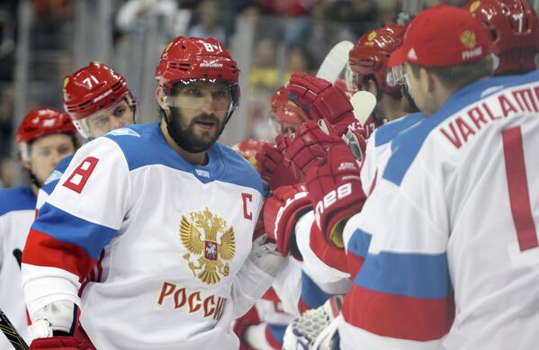 Хоккеисты сборной России Александр Овечкин (слева) и Семен Варламов