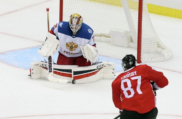 Вратарь сборной России по хоккею Сергей Бобровский (на втором плане) и канадский нападающий Сидни Кросби
