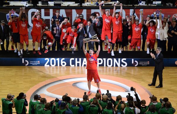 Игрок ПБК ЦСКА Виктор Хряпа (в центре) на церемонии награждения после окончания финального матча Финала четырех баскетбольной Евролиги