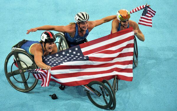 Паралимпийские игры 2016. Слева направо: Челси МакКлэймер (США), Татьяна МакФэдден (США) и Аманда МакГрори (США) после финиша в забеге на 500 метров