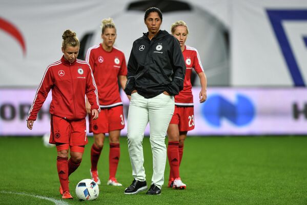 Тренер женской сборной Германии по футболу Штеффи Джонс и игроки команды