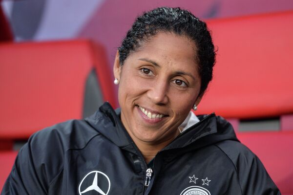 Тренер женской сборной Германии по футболу Штеффи Джонс