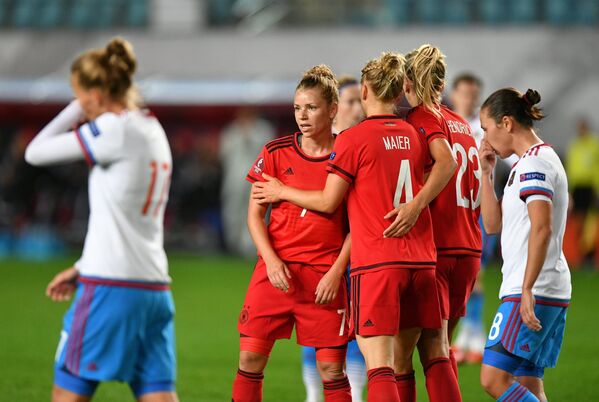 Игроки в матче отборочного турнира чемпионата Европы по футболу среди женщин между сборными командами России и Германии