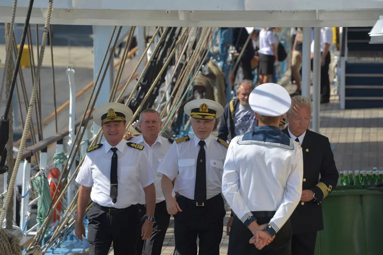 Моряки на парусном судне Мир Моряки на парусном судне Мир