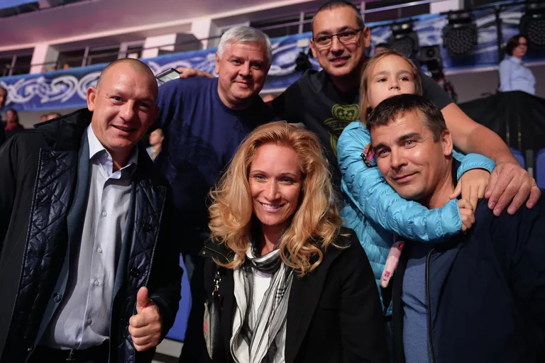 Олимпийский чемпион, пятикратный чемпион мира по прыжкам на батуте Александр Москаленко (в центре), трехкратная олимпийская чемпионка по синхронному плаванию, руководитель пресс-службы Олимпийского комитета России Мария Киселева и трехкратный призер Олимпийских игр, саночник Альберт Демченко с дочерью Викой (справа) Олимпийский чемпион, пятикратный чемпион мира по прыжкам на батуте Александр Москаленко (в центре), трехкратная олимпийская чемпионка по синхронному плаванию, руководитель пресс-службы Олимпийского комитета России Мария Киселева и трехкратный призер Олимпийских игр, саночник Альберт Демченко с дочерью Викой (справа)