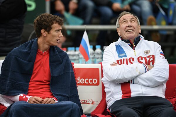 Капитан сборной России Шамиль Тарпищев (справа) и теннисист сборной России Андрей Кузнецов
