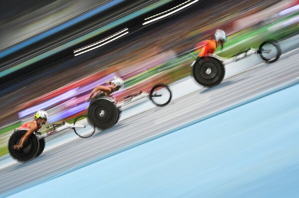 портсменки на дистанции забега T54 на 1500 м на соревнованиях по легкой атлетике на Паралимпийских играх