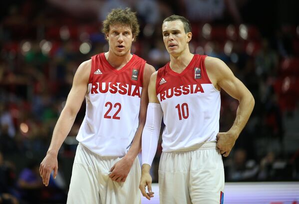 Баскетболисты сборной России Дмитрий Кулагин (слвеа) и Сергей Быков