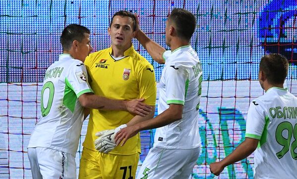 Футболисты Уфы поздравляют вратаря Андрея Лунёва (второй слева), отбившего пенальти