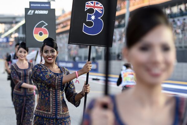 Девушки из группы поддержки во время 15-го этапа чемпионата Формулы-1 - Гран-при Сингапура