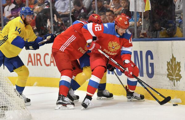 Нападающий сборной России Артём Анисимов (справа)