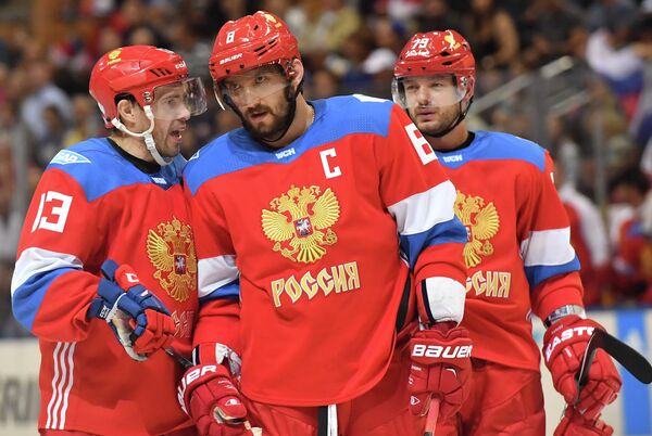 Хоккеисты сборной России Павел Дацюк, Александр Овечкин и Андрей Марков (слева направо)