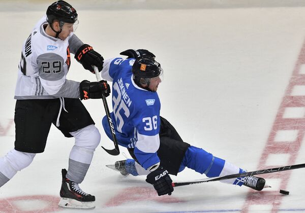 Форвард сборной Финляндии Юсси Йокинен (справа) и нападающий сборной Северной Америки U23 Натан Маккиннон