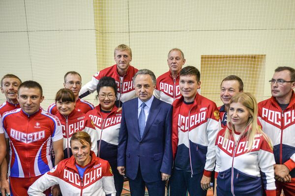Министр спорта РФ Виталий Мутко (в центре) и члены паралимпийской сборной России по велоспорту
