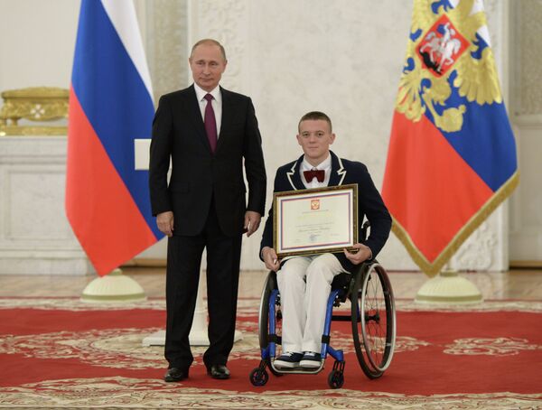 Президент РФ Владимир Путин и спортсмен Андрей Граничка