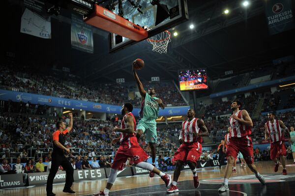 Игровой момент баскетбольного матча на Синан Эрдем Арене в Стамбуле