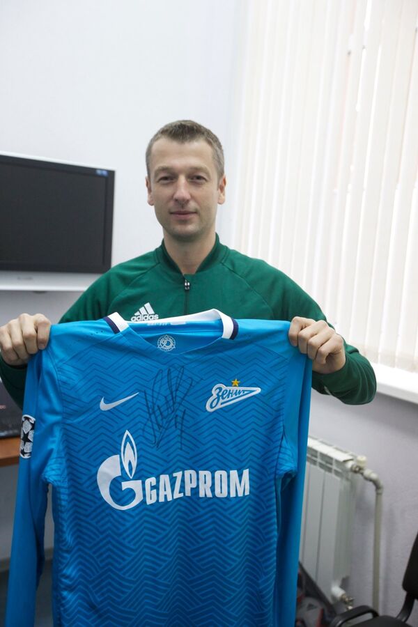 Арбитр Алексей Матюнин с футболкой бывшего игрока Зенита Халка