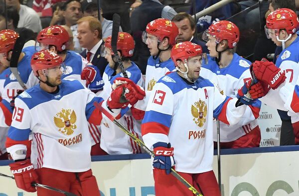 Хоккеисты сборной России Андрей Марков и Павел Дацюк (справа) радуются заброшенной шайбе
