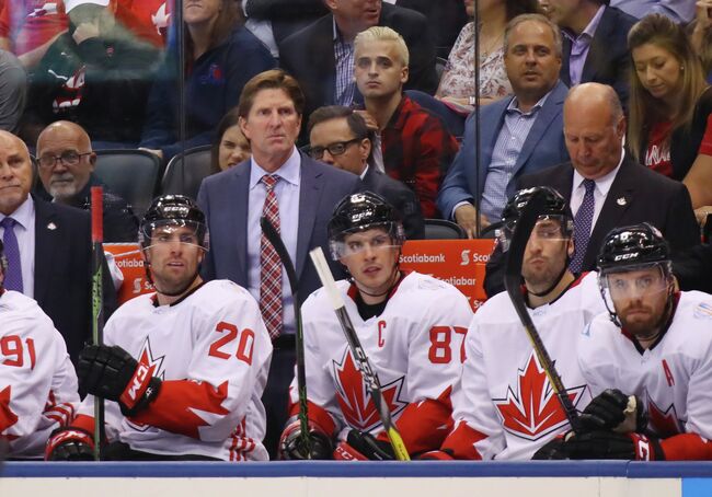 Главный тренер сборной Канады по хоккею Майк Бэбкок (в центре на втором плпане)