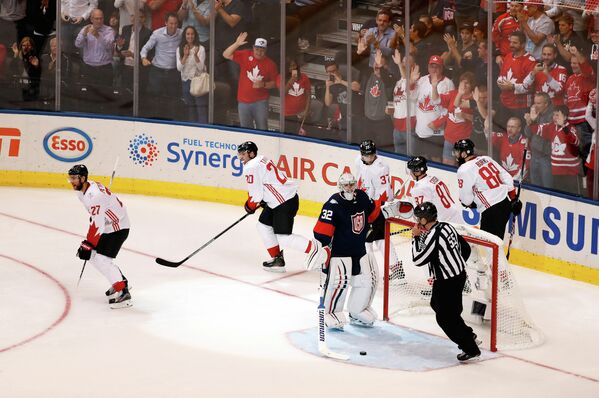 Игровой момент матча Кубка мира по хоккею между сборными Канады и США