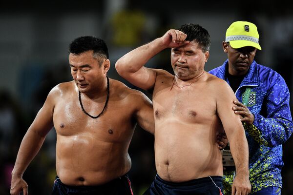 Тренеры сборной Монголии по вольной борьбе Бямбаринчин Баяраа (слева) и Цогтбаяр Церенбатар