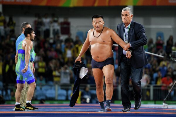 Тренер сборной Монголии по вольной борьбе Бямбаринчин Баяраа (в центре)