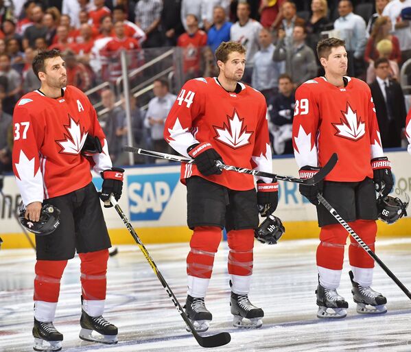 Хоккеисты сборной Канады Патрис Бержерон, Марк-Эдуар Власич, Логан Кутюр (слева направо)