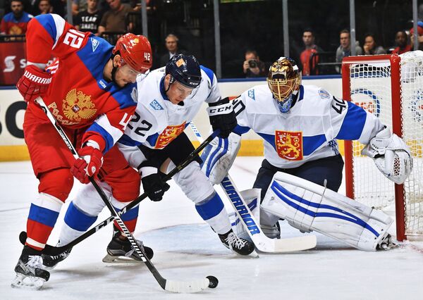 Нападающий сборной России Артём Анисимов, защитник сборной Финляндии Вилле Покка, вратарь сборной Финляндии Туукка Раск (слева направо)