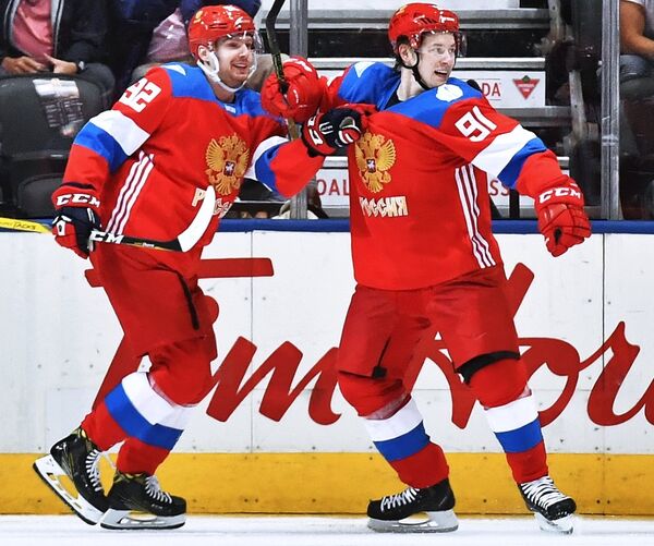 Хоккеисты сборной России Евгений Кузнецов и Владимир Тарасенко (слева направо)