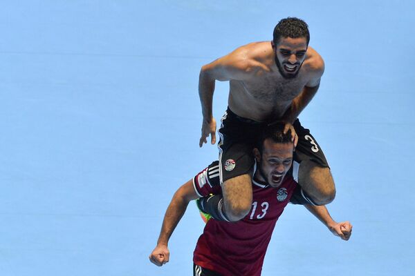 Игроки сборной Египта по мини-футболу Абдельрахман Элашваль (вверху) и Салах Хосни