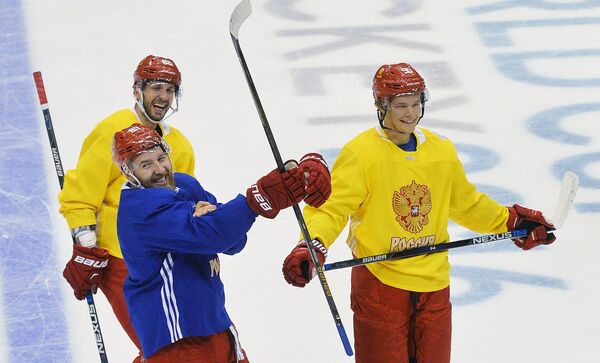 Хоккеисты сборной России Никита Нестеров, Никита Кучеров и Владислав Наместников (слева направо) на тренировке