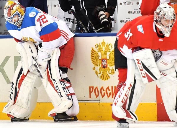 Вратарь сборной России Сергей Бобровский (слева) и вратарь сборной Канады Кэри Прайс