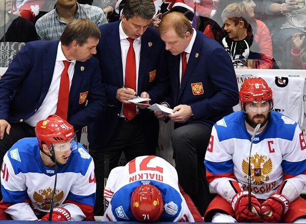 Тренеры сборной России Олег Знарок, Харийс Витолиньш и Алексей Жамнов (слева направо на втором плане)