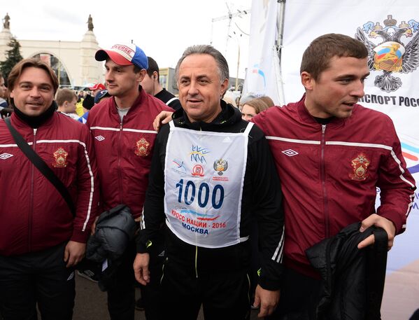 Министр спорта РФ, президент Российского футбольного союза (РФС) Виталий Мутко (второй справа)