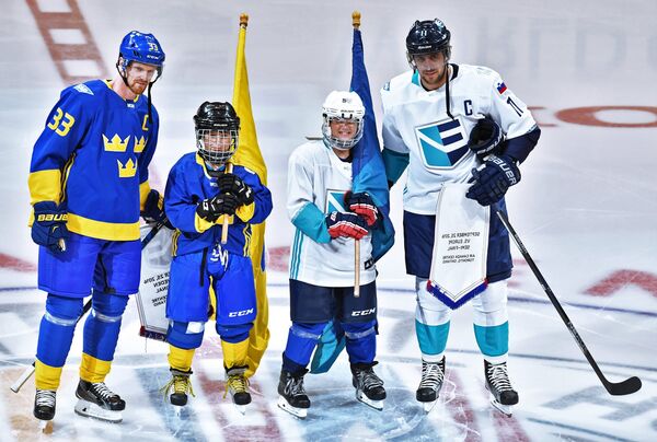 Форвард сборной Швеции Хенрик Седин (слева) и нападающий сборной Европы Анже Копитар (справа)