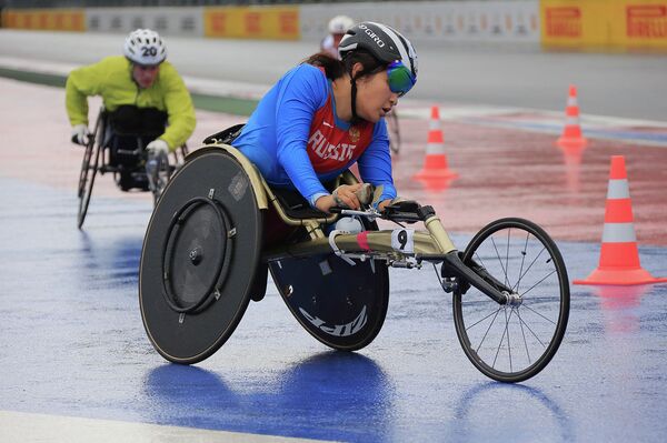 Гонки на спортивных колясках среди паралимпийцев