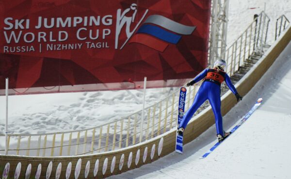Чиара Хёльцль (Австрия) во время выступления на этапе Кубка мира по прыжкам на лыжах с трамплина