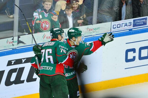 Хоккеисты Ак Барса Андрей Чибисов и Владимир Ткачев (слева направо)