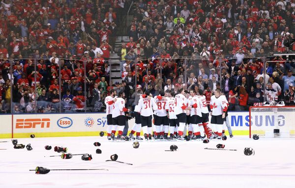 Хоккеисты сборной Канады радуются победе в Кубке мира