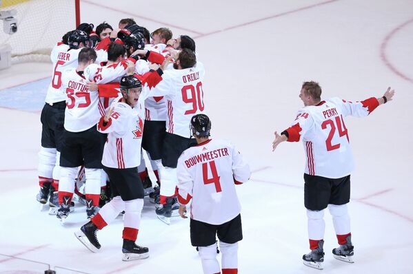 Хоккеисты сборной Канады радуются победе в Кубке мира