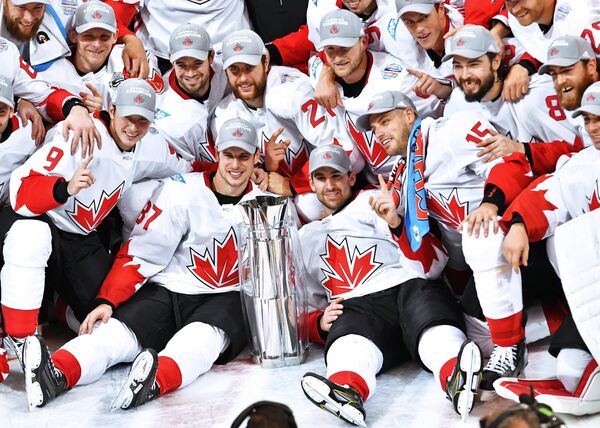 Хоккеисты сборной Канады с Кубком мира по хоккею