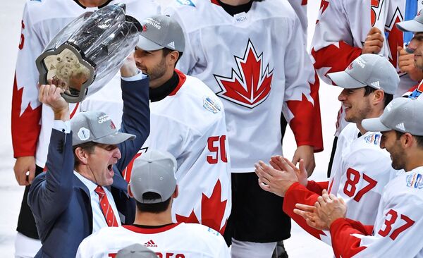 Главный тренер сборной Канады Майк Бэбкок (слева) после победы в финале Кубка мира по хоккею